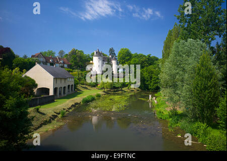 Schloss und Fluss Creuse in Le Pont-Chretien-Chabenet, Indre, Frankreich Stockfoto