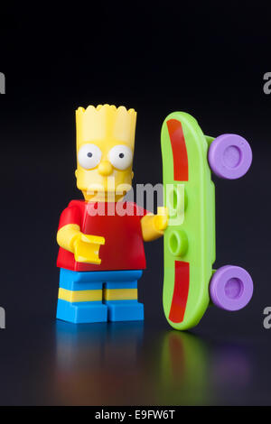 Tambow, Russische Föderation - 30. April 2014 Minifigur Lego Bart Simpson mit Skateboard auf schwarzem Hintergrund. Studio gedreht. Stockfoto