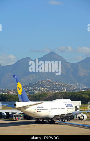 Boeing 747 der Lufthansa Airlines auf dem Rollfeld des Flughafen GIG Rio De Janeiro Brasilien Stockfoto