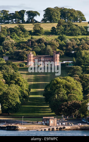 Mount Edgcumbe, Cornwall, Großbritannien. Blick auf das Haus von Devonport über den Fluss Tamar - der Cremyll Ferry Kai im Vordergrund Stockfoto