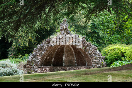 Mount Edgcumbe Country Park, Plymouth, Cornwall, UK. Eine aufwendige 18c-Grotte, dekoriert mit Muscheln, Fossilien und Mineralien Stockfoto