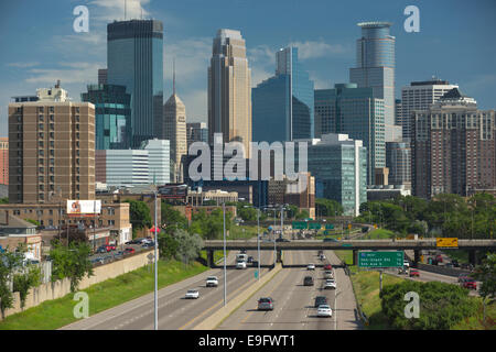 INTERSTATE 35W SKYLINE VON DOWNTOWN MINNEAPOLIS MINNESOTA USA Stockfoto