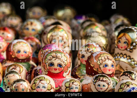 Eine Darstellung der Matroschka Puppen in verschiedenen Größen und Farben. Fotografiert in Krakau, Polen Stockfoto