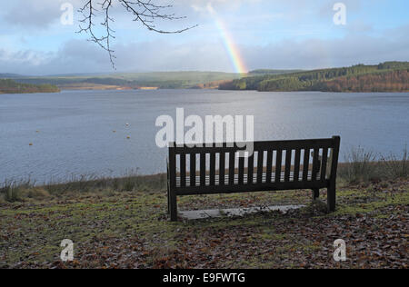 Sitzbank neben Regenbogen über Kielder Water, Northumberland, England gesehen und, UK. Stockfoto