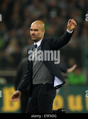 Mönchengladbach, Deutschland. 26. Oktober 2014. Münchens Trainer Pep Guardiola reagiert während der deutschen Bundesliga-Fußballspiel zwischen Borussia Moenchengladbach und Bayern München im Borussia-Park in Mönchengladbach, 26. Oktober 2014. Bildnachweis: Dpa picture Alliance/Alamy Live News Stockfoto