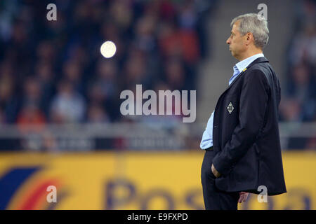 Mönchengladbach, Deutschland. 26. Oktober 2014. Mönchengladbach Cheftrainer Lucien Favre reagiert während der deutschen Bundesliga-Fußballspiel zwischen Borussia Moenchengladbach und Bayern München im Borussia-Park in Mönchengladbach, 26. Oktober 2014. Bildnachweis: Dpa picture Alliance/Alamy Live News Stockfoto