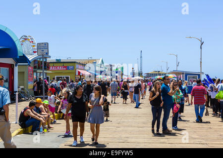 Massen von Menschen am Santa Monica Pier, Los Angeles, Kalifornien, USA Stockfoto