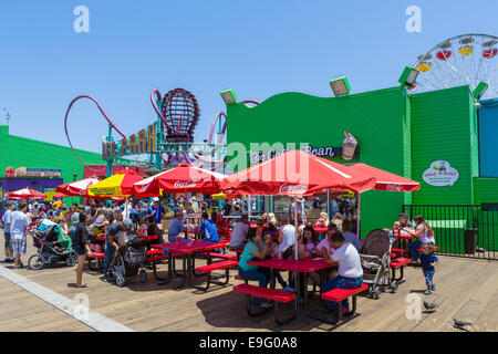 Fastfood-Restaurant außerhalb Pacific Park am Santa Monica Pier, Los Angeles, Kalifornien, USA Stockfoto