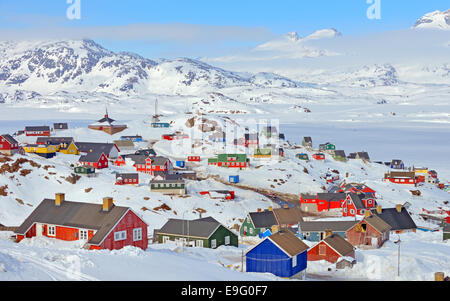 Bunte Häuser in Grönland im Frühling Stockfoto