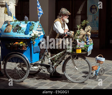 Ein älterer Mann in traditionelle bayerische Kleidung - touristische Attraktion von München, München, Bayern, Deutschland, Europa Stockfoto