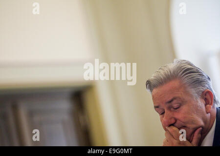 Berlin, Deutschland. 27. Oktober 2014. Berlins Bürgermeister Klaus Wowereit besucht eine Pressekonferenz im Roten Rathaus, Berlin, Deutschland, am 27. Oktober 2014. Klaus Wowereit beschlossen am 11. Dez., von seinem Amt zurücktreten, obwohl er nach wie vor fast zwei Jahren seiner Amtszeit hatte. Bildnachweis: Zhang Fan/Xinhua/Alamy Live-Nachrichten Stockfoto