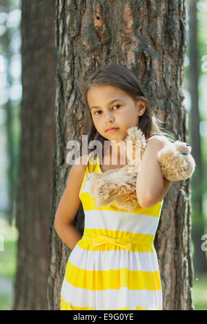 Five-Year-Old Girl auf die Natur Stockfoto