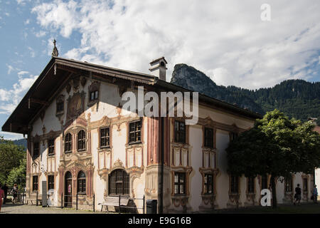 Schöne dekorative Gebäude, Oberammergau, Gemeinde im Landkreis Garmisch-Partenkirchen, Bayern, Deutschland, Europa Stockfoto