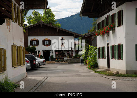 Straße von Oberammergau, Gemeinde im Landkreis Garmisch-Partenkirchen, Bayern, Deutschland, Europa Stockfoto