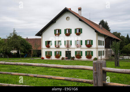 Schönes Wohnhaus im Alpendorf, Ausläufer der Alpen, Bayern, Deutschland Stockfoto