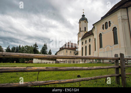 Horizontale Aufnahme der Wallfahrtskirche wies, ( Wieskirche) mit Holzzaun vor dem Voralpenland, Bayern, Deutschland Stockfoto