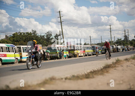 Beschäftigt Straßenszene in Dar Es Salaam, Tansania, Ostafrika. Stockfoto