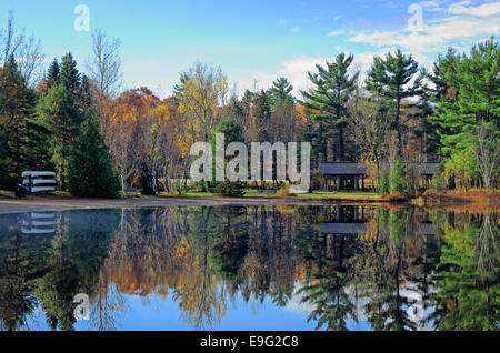 Ostler Lake Provincial Park in Ontario. Kanus für die Vermietung ist auf der linken Seite. Stockfoto