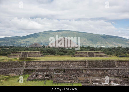 Pyramide der sun(right) und Moon(Left), Cerro Gordo mountain(back) Blick vom Tempel des Quetzalcoatl, Teotihuacan, Mexiko Stockfoto