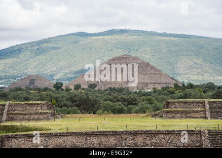 Pyramide der sun(right) und Moon(Left), Cerro Gordo mountain(back) Blick vom Tempel des Quetzalcoatl, Teotihuacan, Mexiko Stockfoto