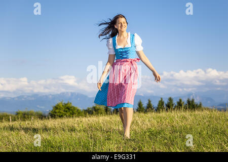 Frau im bayerischen traditionelle dirndl Stockfoto