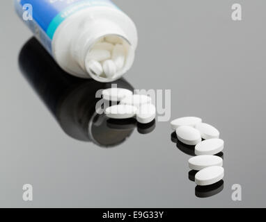 Weiße Tabletten Verschütten von Drogen Flasche Stockfoto