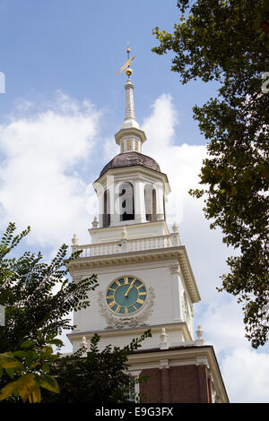 Der Uhrturm von Independence Hall befindet sich in Philadelphia, Pennsylvania, USA, wo die US-Verfassung verabschiedet wurde. Stockfoto