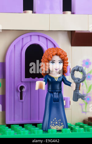 Tambow, Russische Föderation-30. April 2014 Disney Prinzessin Merida LEGO Minifigur mit Schlüssel in der Nähe des Schlosses Tür. Studio gedreht. Stockfoto