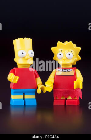 Tambow, Russische Föderation - 30. April 2014 Lego Bart und Lisa Simpsons Minifiguren auf schwarzem Hintergrund. Studio gedreht. Stockfoto