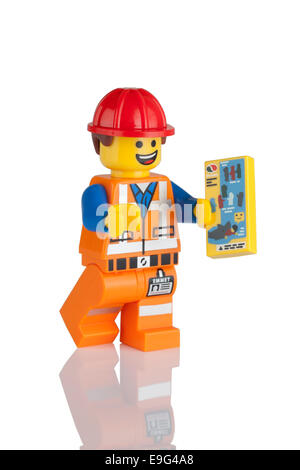 Tambow, Russische Föderation - 16. Mai 2014 harten Hut Emmet LEGO Minifigur mit Bedienungsanleitung auf weißem Hintergrund. Stockfoto