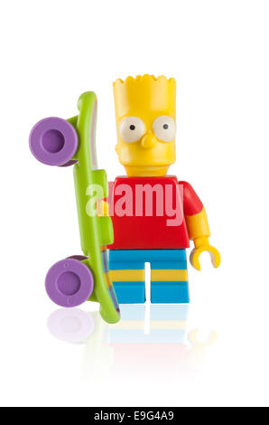 Tambow, Russische Föderation - 30. April 2014 Minifigur Lego Bart Simpson mit Skateboard auf weißem Hintergrund. Studio gedreht. Stockfoto