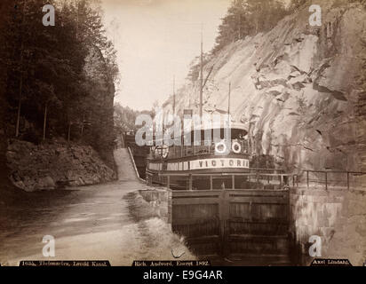 Dieses Foto aus dem Jahr 1635 zeigt einen Blick auf den Løveid-Kanal in Telemark, Norwegen. Das Foto von Axel Lindahl zeigt viktorianische Boote, die auf dem Kanal navigieren, einem historischen Transportmittel in der Region. Stockfoto