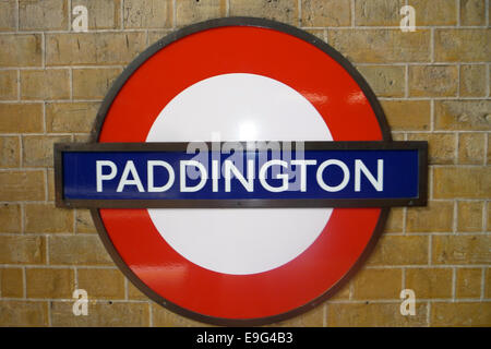 Nahaufnahme der legendären roten, weißen und blauen U-Bahn Station Paddington und Zeichen symbolisiert die Londoner U-Bahn, Brexit und London Tourismus Stockfoto