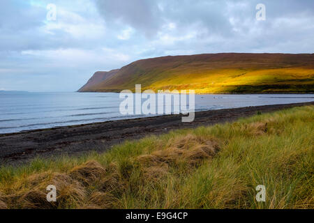 Glen spröde Isle Of Skye Cuillin Strand und sonnigen Landzunge Stockfoto