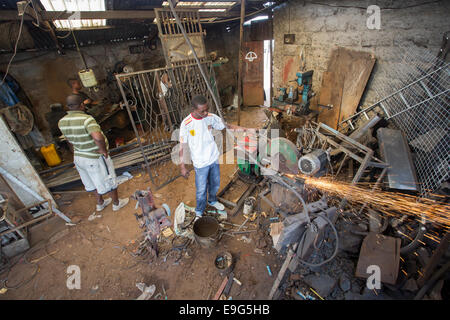 Maschinen in einer Metallwerkstatt in Dar Es Salaam, Tansania, Ostafrika. Stockfoto