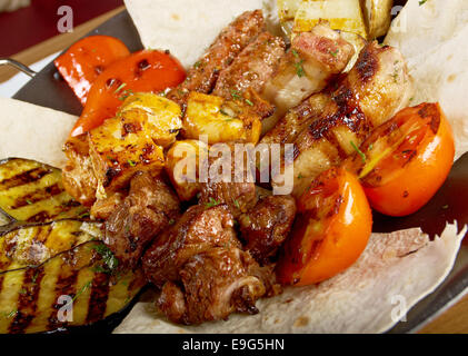 Schaschlik (Schaschlik). Verschiedene Arten Matte geröstet Stockfoto