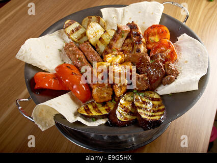 Schaschlik (Schaschlik). Verschiedene Arten Matte geröstet Stockfoto