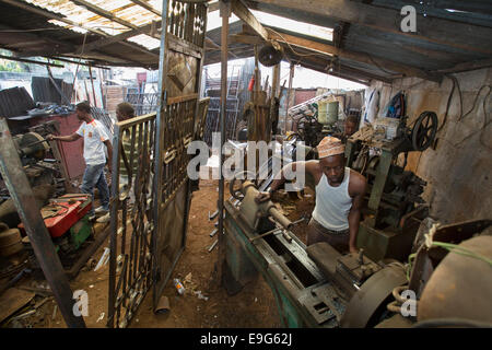 Maschinen in einer Metallwerkstatt in Dar Es Salaam, Tansania, Ostafrika. Stockfoto