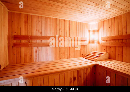 Innenraum der Sauna - Regale, Lampe, niemand Stockfoto