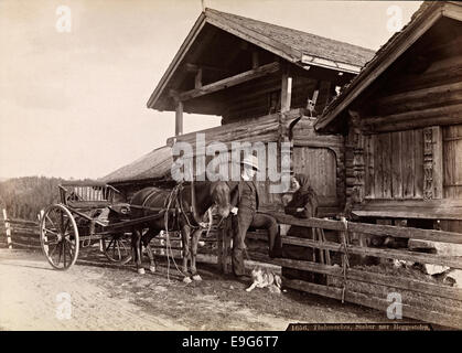 Ein Foto von Axel Lindahl in Telemark, Norwegen, das einen traditionellen norwegischen Bauernhof mit Stabbur (eine Art Lagerhaus) in der Nähe von Heggestølen, Seljord, zeigt. Das Bild enthält Elemente des ländlichen Lebens wie Pferde, Hunde und Frauen, die in einer wunderschönen natürlichen Landschaft festgehalten werden. Stockfoto
