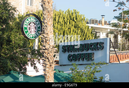 Paphos, Zypern - 23. November 2013 Starbucks Coffee unterschreibt in Paphos. Urban-Szene. Stockfoto