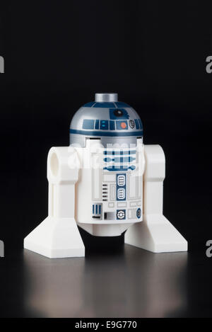 Tambow, Russische Föderation - 21. Juni 2014 LEGO Star Wars R2-D2 Minifigur auf schwarzem Hintergrund. Studio gedreht. Stockfoto