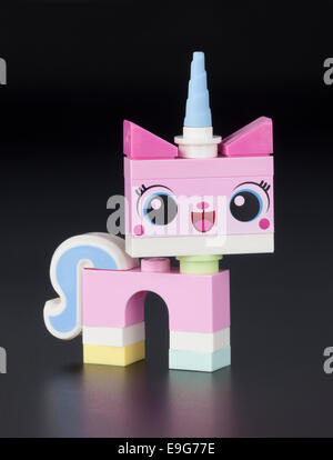 Tambow, Russische Föderation - 22. Juni 2014 LEGO Film dich auf schwarzem Hintergrund. Studio gedreht. Stockfoto