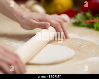 Kneten von Teig für Pizza Mann Stockfoto