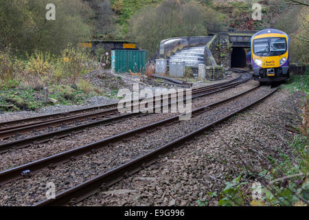 Marsden, UK. 27. Oktober 2014. Wie die britische Regierung, daß es eine Strategie für eine neue high-Speed-Bahnverbindung im Norden von England zu entwickeln verkündet, wird ein Transpennine Express Zug tonnelle Tunnel beendet. Die Route durch die Pennines könnte eine der größten Herausforderungen für eine neue high-Speed-Verbindung zwischen Leeds und Manchester. Bildnachweis: David Preston/Alamy Live-Nachrichten Stockfoto