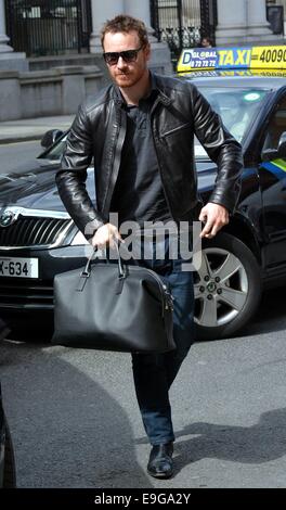 Schauspieler Michael Fassbender kommt in seinem Hotel mit seinem Vater Josef vor der Filmpremiere von Frank heute Abend...  Mitwirkende: Michael Fassbender Where: Dublin, Irland bei: 24. April 2014 Stockfoto