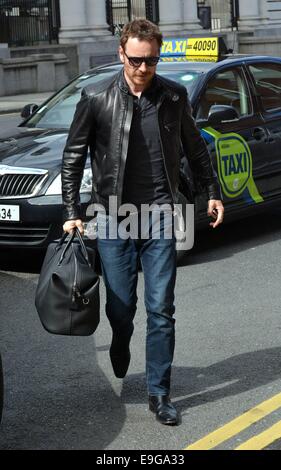 Schauspieler Michael Fassbender kommt in seinem Hotel mit seinem Vater Josef vor der Filmpremiere von Frank heute Abend...  Mitwirkende: Michael Fassbender Where: Dublin, Irland bei: 24. April 2014 Stockfoto