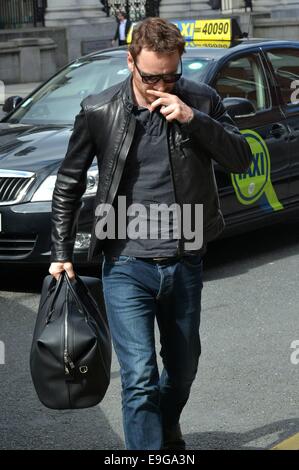 Schauspieler Michael Fassbender kommt in seinem Hotel mit seinem Vater Josef vor der Filmpremiere von Frank heute Abend...  Mitwirkende: Michael Fassbender Where: Dublin, Irland bei: 24. April 2014 Stockfoto