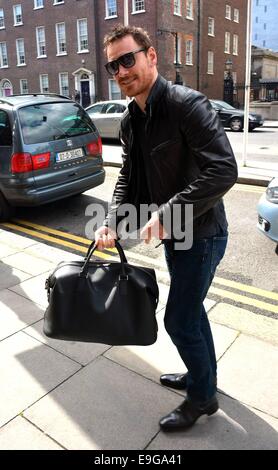 Schauspieler Michael Fassbender kommt in seinem Hotel mit seinem Vater Josef vor der Filmpremiere von Frank heute Abend...  Mitwirkende: Michael Fassbender Where: Dublin, Irland bei: 24. April 2014 Stockfoto