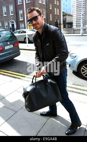 Schauspieler Michael Fassbender kommt in seinem Hotel mit seinem Vater Josef vor der Filmpremiere von Frank heute Abend...  Mitwirkende: Michael Fassbender Where: Dublin, Irland bei: 24. April 2014 Stockfoto